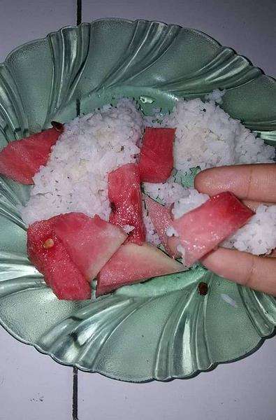 Foto makan nasi dengan lauk nyeleneh.