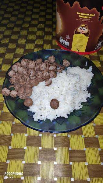 Foto makan nasi dengan lauk nyeleneh.