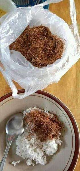 Foto makan nasi dengan lauk nyeleneh.
