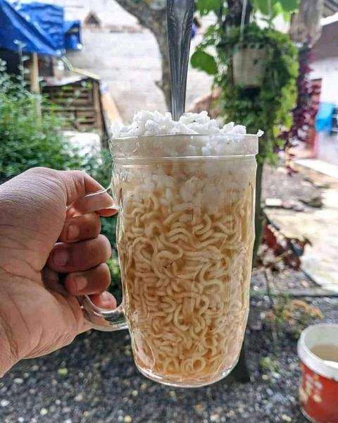 Foto makan nasi dengan lauk nyeleneh.