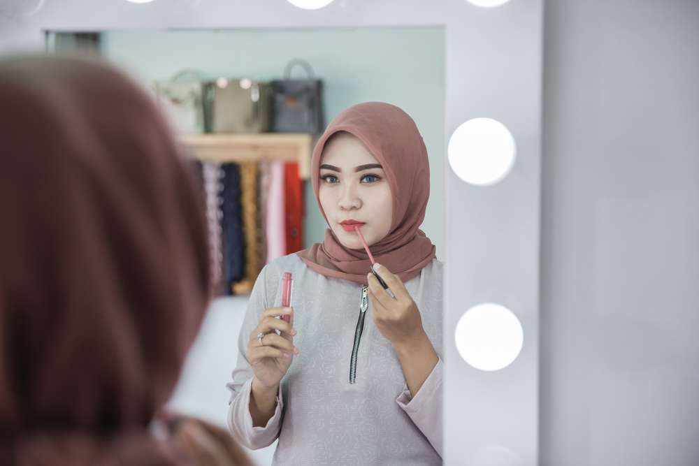 Memakai Lipstik