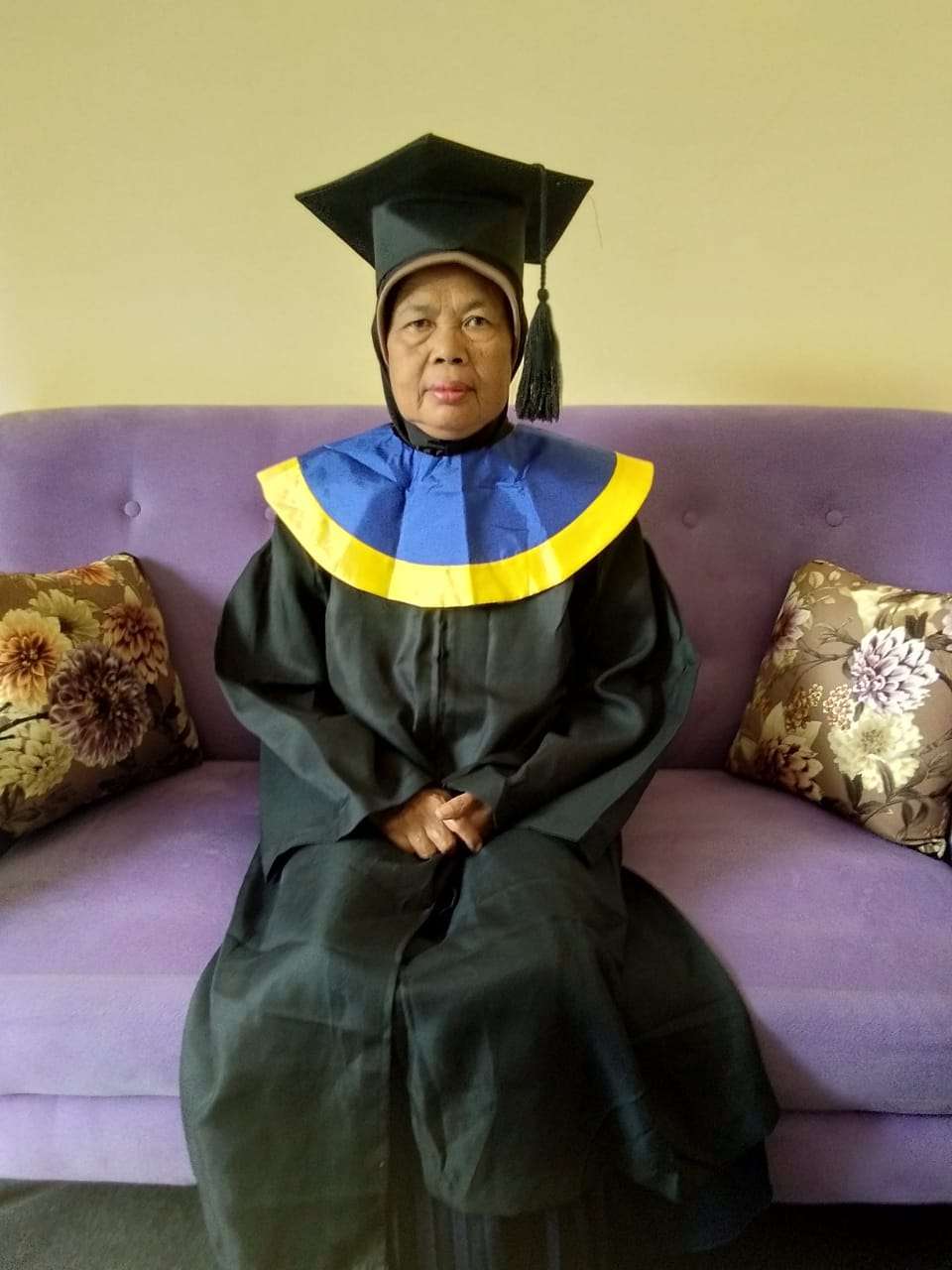 Kisah Ibu Memakai Toga Anaknya