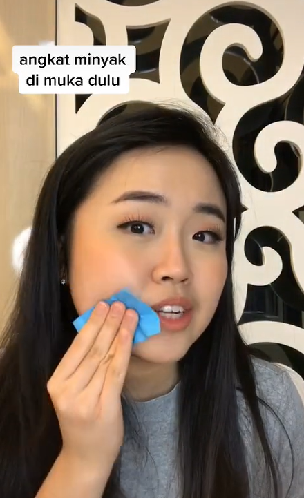 Memakai Kertas Minyak