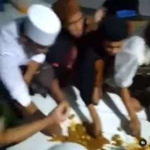 makanan diduga untuk santri dituang ke lantai
