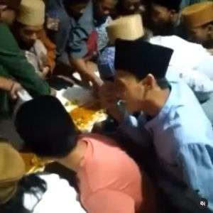 santri menikmati makanan di lantai