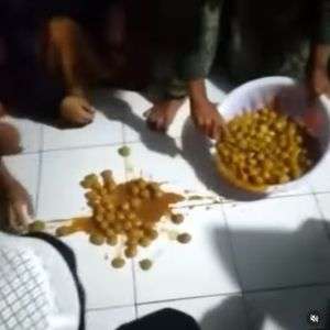 makanan diduga untuk santri dituang ke lantai