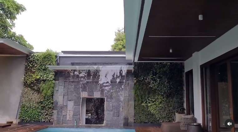 Halaman belakang rumah Rachel Vennya