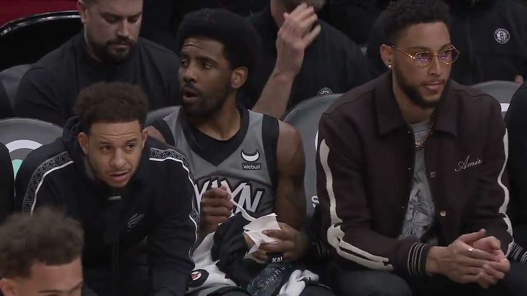 Kyrie Irving saat berbuka puasa