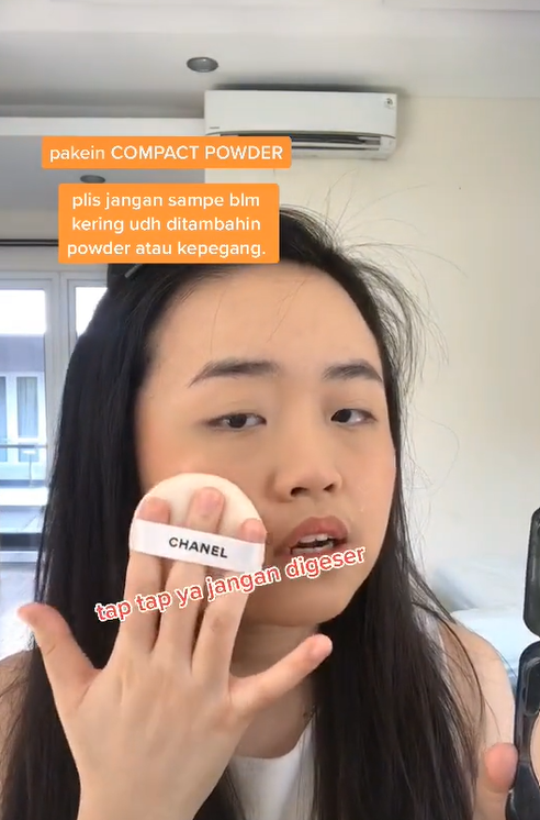 Memakai Bedak Memakai Bedak