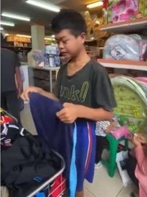 Penjual kangkung dihadiahi baju baru