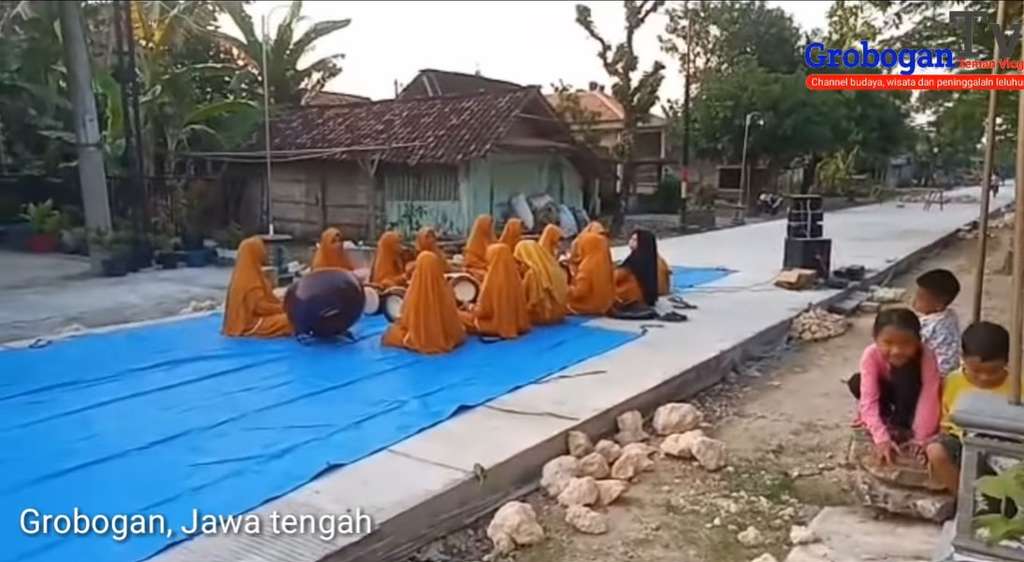 Warga syukuran jalan Warga syukuran jalan