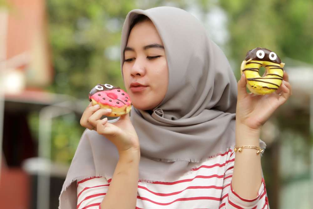 Mengonsumsi Makanan Manis