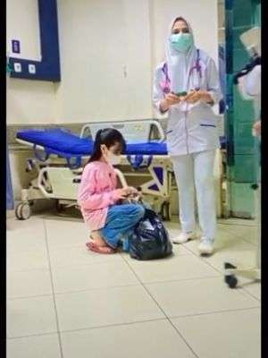 Bocah antar ibu yang sakit ke rs seorang diri Bocah antar ibu yang sakit ke rs seorang diri
