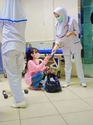 Bocah antar ibu yang sakit ke rs seorang diri Bocah antar ibu yang sakit ke rs seorang diri