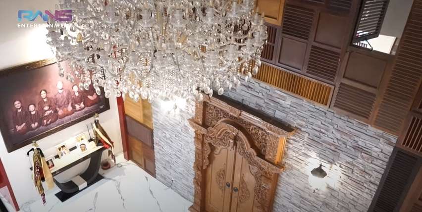 Pintu berbentuk Ukiran