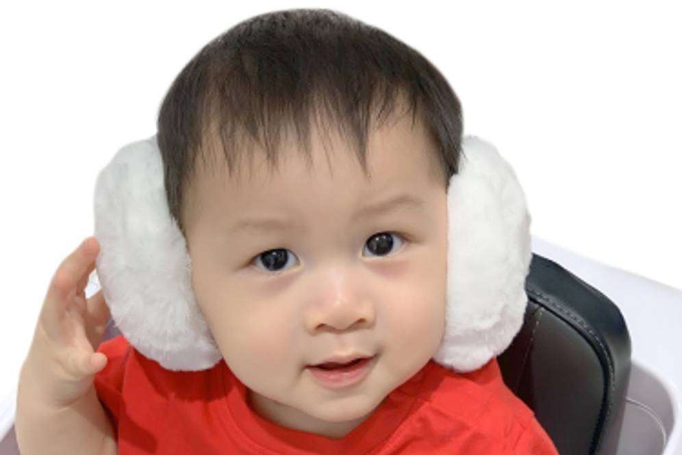 Balita pakai earmuff