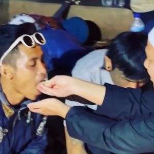 Ustaz Ebit Lew suapi makan anak punk