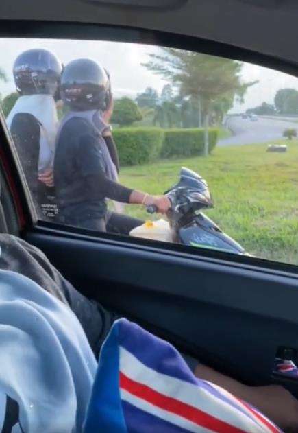 Suami nekat goda cewek di depan istri.