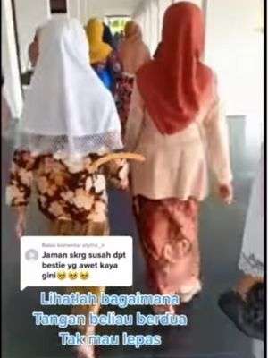 berjalan sambil bergandengan