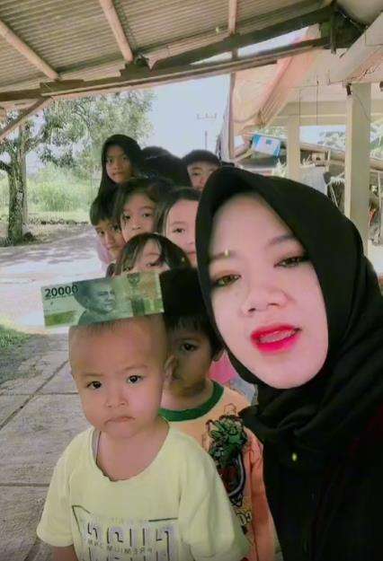 Bagi-bagi THR seusai filter.