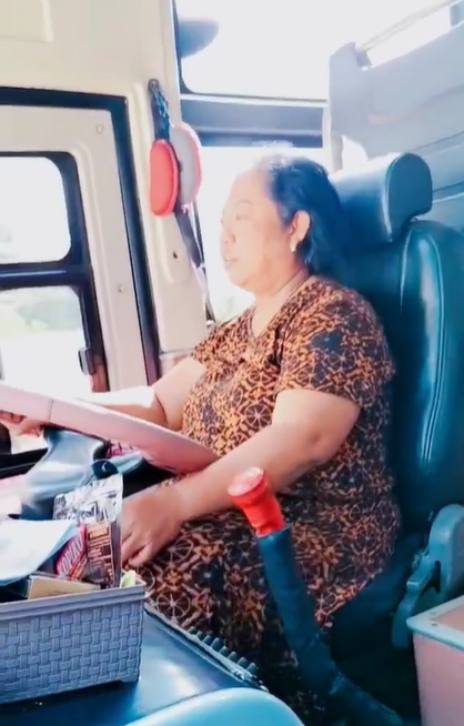 Emak-emak berdaster jadi sopir bus