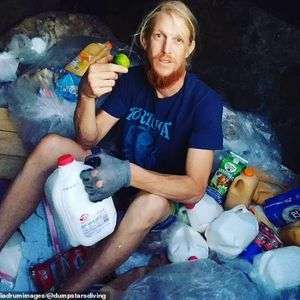 Pasangan kekasih mencari makanan di tempat sampah