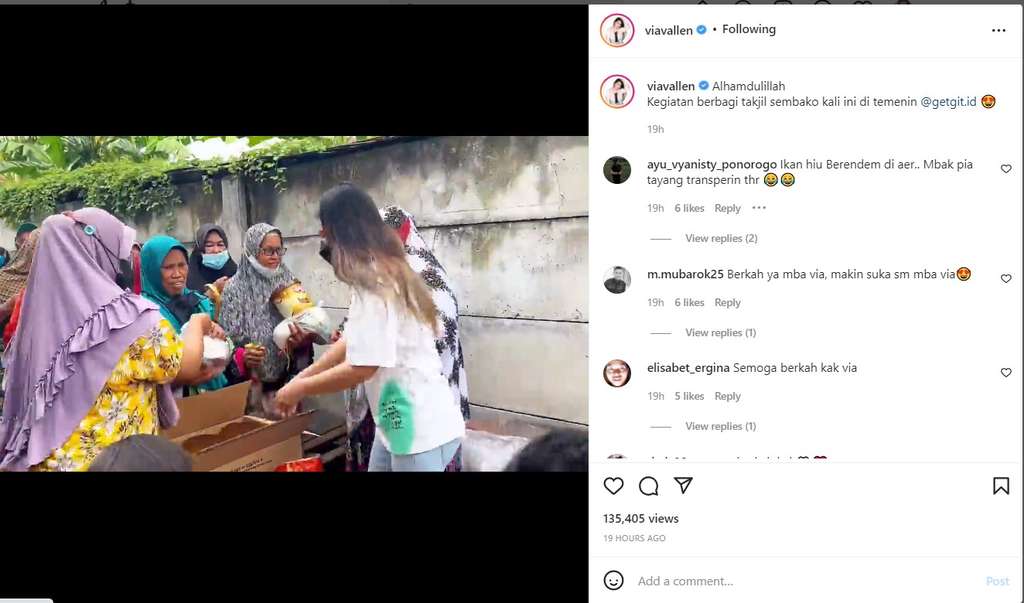 Via Vallen bagi-bagi sembako