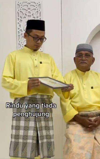 Cerita suami foto Lebaran tanpa ditemani istri.