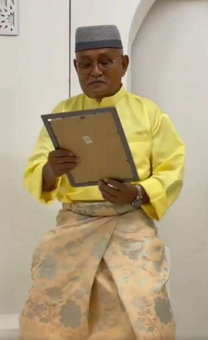 Cerita suami foto Lebaran tanpa ditemani istri.
