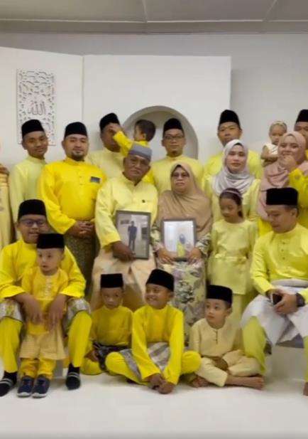 Cerita suami foto Lebaran tanpa ditemani istri.