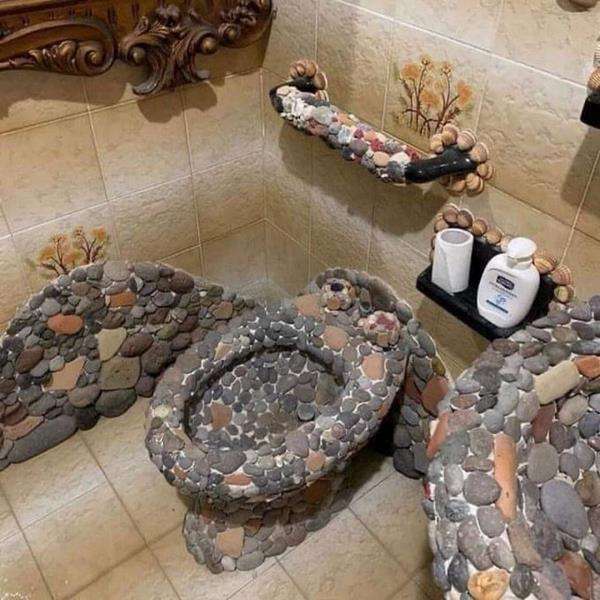 Desain kamar mandi gagal ini malah bikin orang berpikir keras.