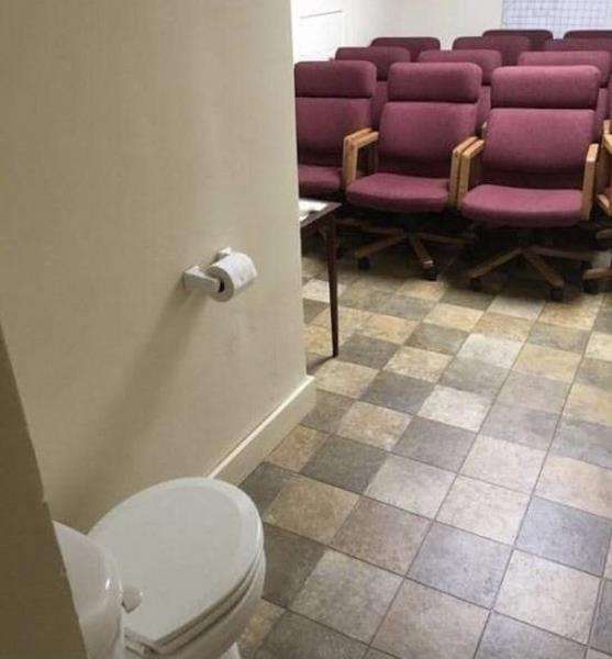Desain kamar mandi gagal ini malah bikin orang berpikir keras.