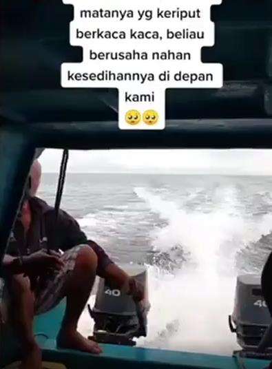 Kisah sedih ojek perahu motor tempel.