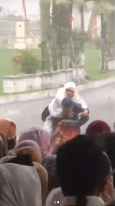 anak gendong ibunya saat akan sholat idul fitri