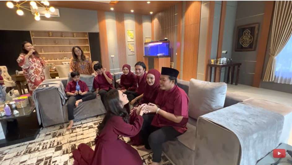 Mahalini sungkeman ke keluarga Rizky Febian