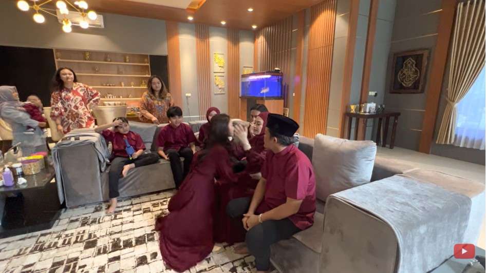 Mahalini sungkeman ke keluarga Rizky Febian