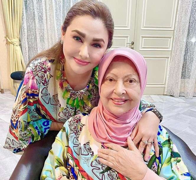 Mendiang Mieke dan putrianya, Nia Zulkarnaen