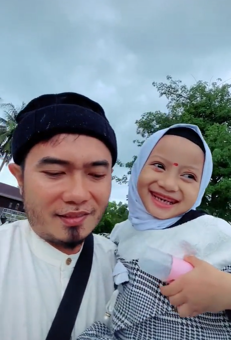 Anak Bahagia Berkunjung ke Makam Ibunya