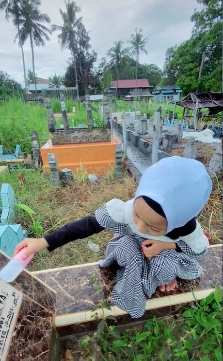 Anak Bahagia Berkunjung ke Makam Ibunya