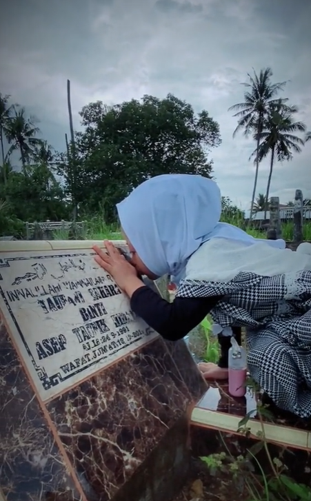 Anak Bahagia Berkunjung ke Makam Ibunya