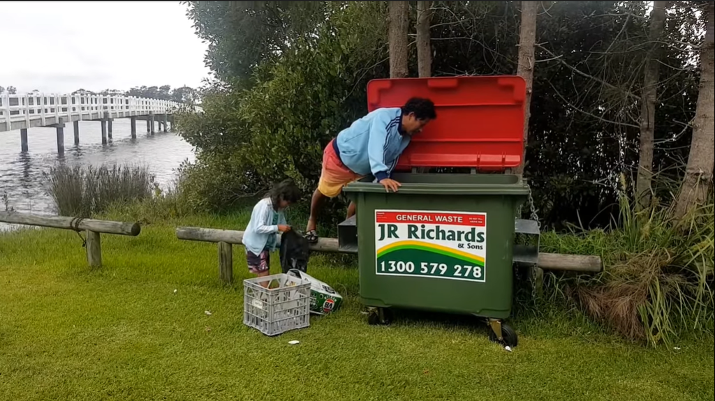 Ayah dan Anak WNI Kumpulkan Sampah di Australia