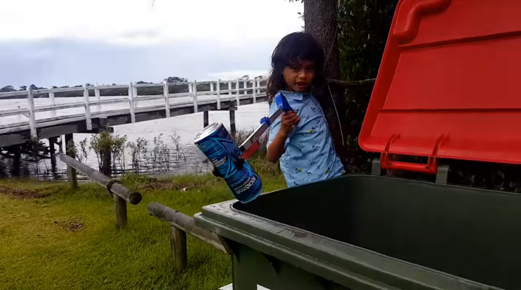 Ayah dan Anak WNI Kumpulkan Sampah di Australia
