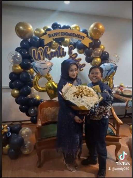 Pertunangan Wenty dan Adul