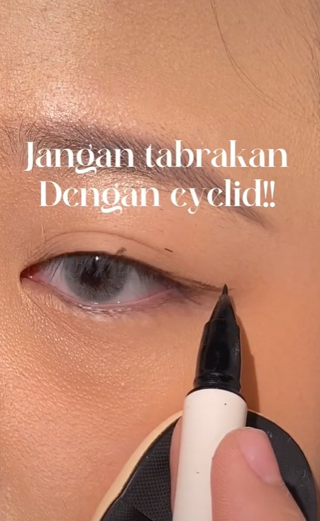 Membuat Eyeliner
