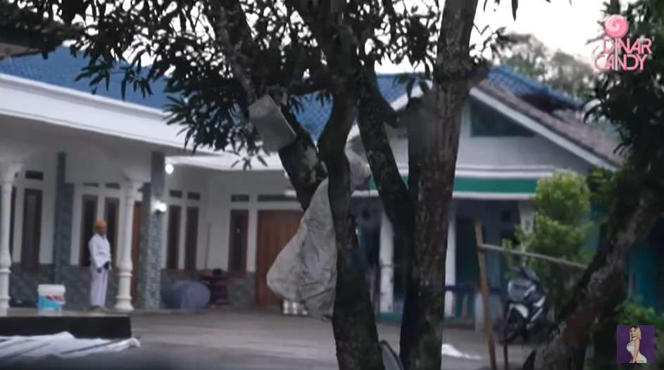 Halaman Depan rumah Dinar Candy