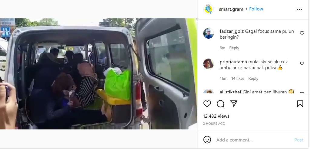 Ambulans bawa rombongan wisatawan