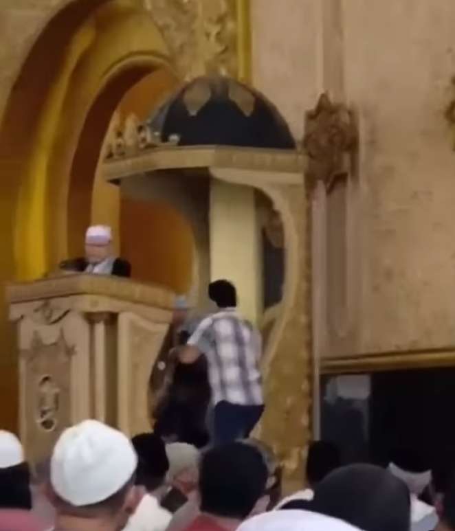 wanita rebut mikrofon khatib sholat jumat