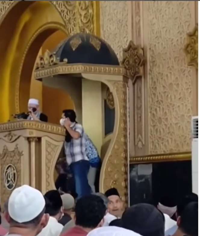 wanita rebut mikrofon khatib sholat jumat