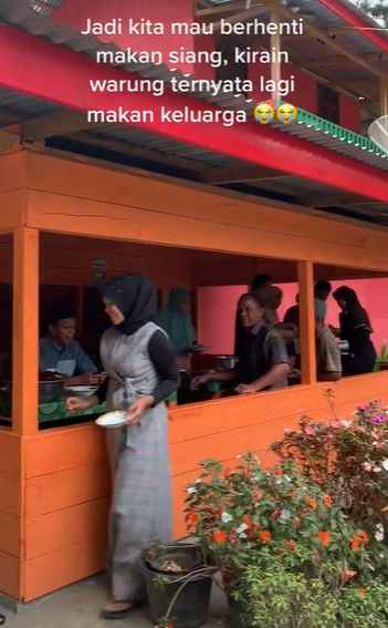 Dikira warung, ternyata makan di rumah warga
