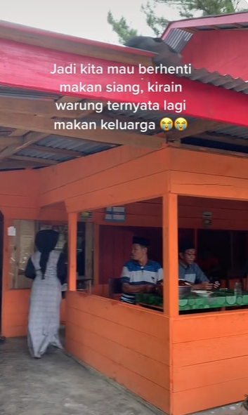 Dikira warung, ternyata makan di rumah warga